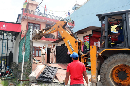 राजमार्ग मिचेर बनाएका संरचनामा महानगरको डोजर 